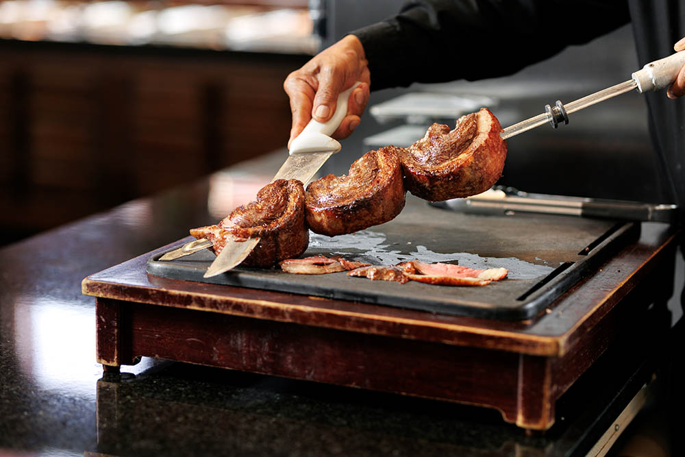 picanha being cut small